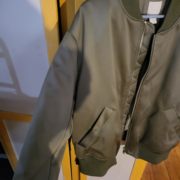 H and M olive green bomber jacket! - Picture 3 of 4